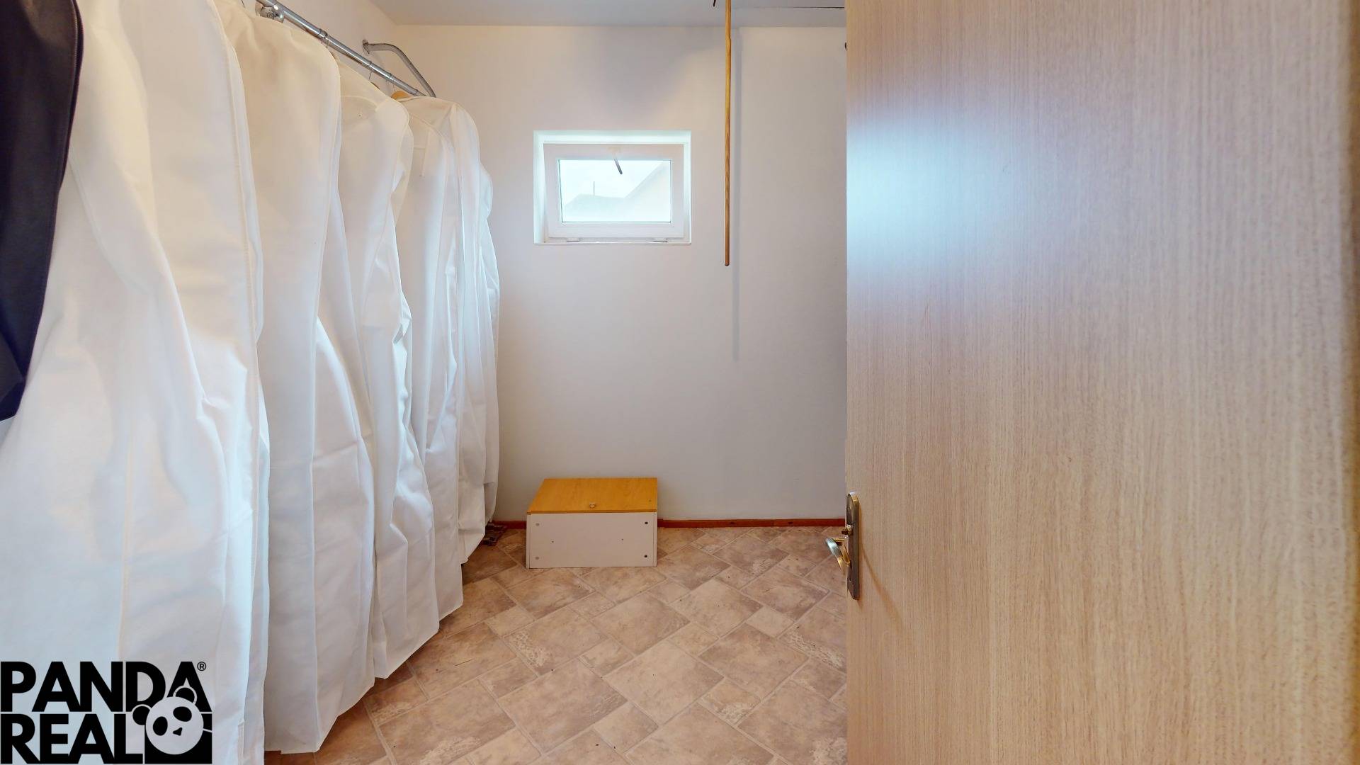 Salon-Bathroom 1.jpg